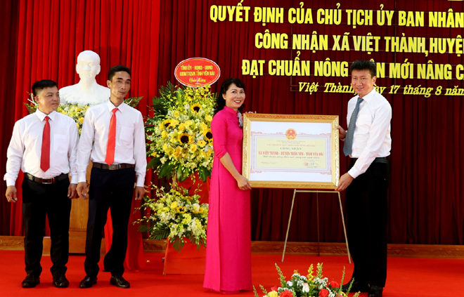 Đồng chí Trần Huy Tuấn – Chủ tịch UBND tỉnh trao bằng công nhận đạt chuẩn nông thôn mới nâng cao cho xã Việt Thành.